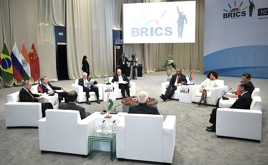 Встреча лидеров БРИКС по вопросам развития БРИКС и приоритетов стратегического партнёрства.