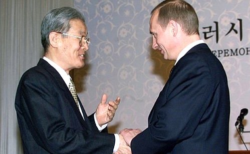President Putin awarding the Order of Friendship to South Korean Foreign Minister Lee Chong-pin.