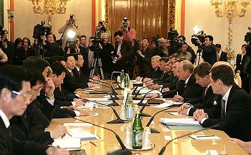 Russian-Chinese talks in enlarged format.