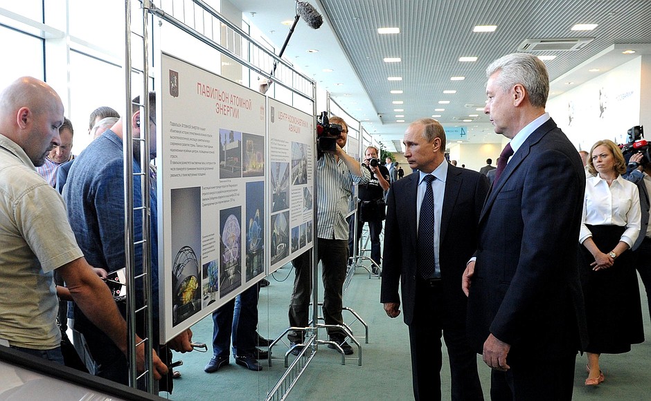 At the exhibition dedicated to the development of the Exhibition of National Economic Achievements grounds.