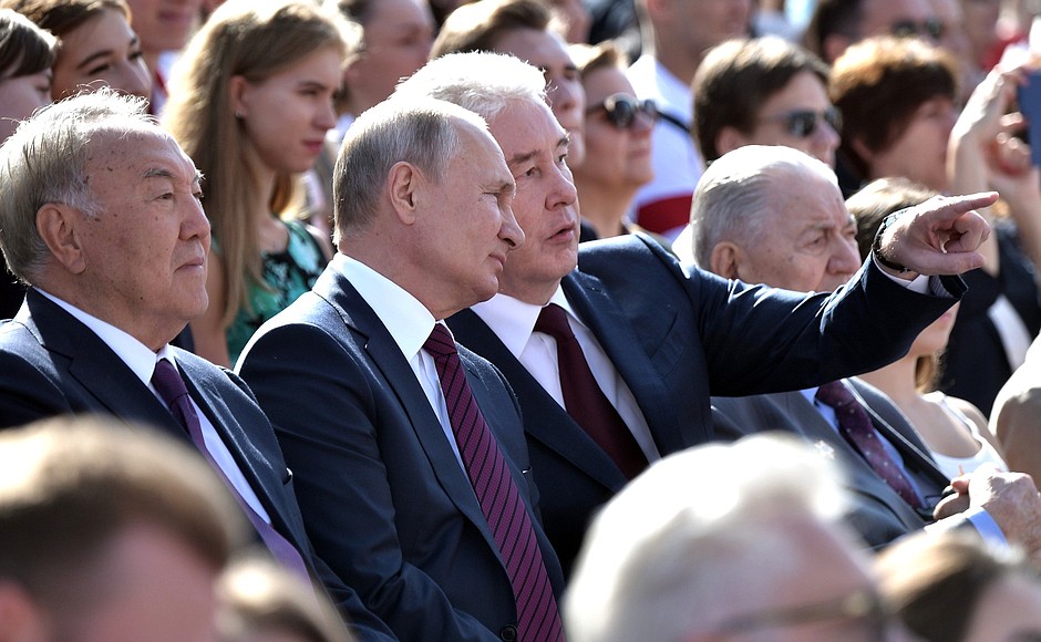 С первым Президентом Республики Казахстан Нурсултаном Назарбаевым и мэром Москвы Сергеем Собяниным на торжественных мероприятиях на ВДНХ, посвящённых празднованию Дня Москвы.