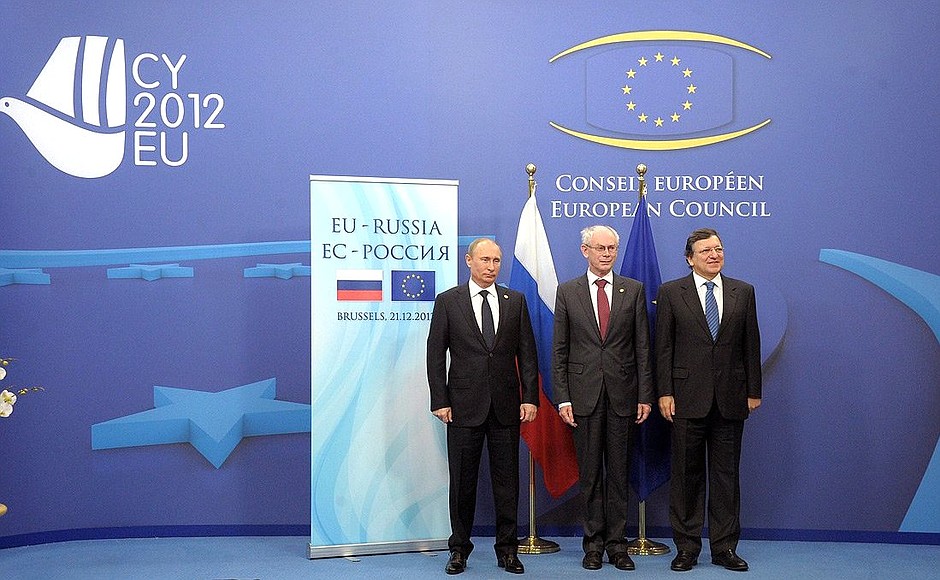 Перед началом пленарного заседания встречи на высшем уровне Россия – ЕС. С Председателем Европейского совета Херманом Ван Ромпёем (в центре) и председателем Еврокомиссии Жозе Мануэлом Баррозу.