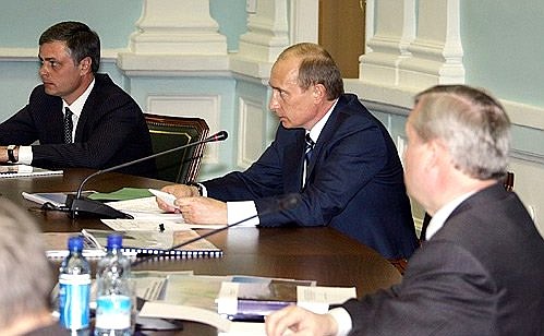 Meeting on social and economic development in the Urals Federal District.