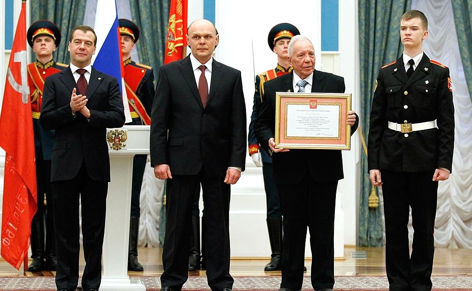 The certificate conferring the City of Military Glory title on Kovrov is presented to the city’s Mayor Viktor Kaurov, Great Patriotic War veteran Alexander Shcherbakov and student of the cadet form at General Education School No. 4 Maksim Kretov.