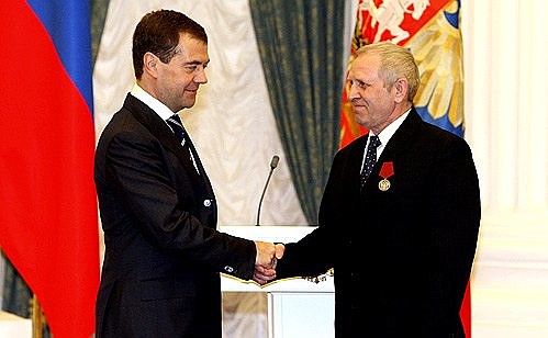 Медаль ордена «За заслуги перед Отечеством» II степени вручена травильщику Ижстали Валерию Березину.