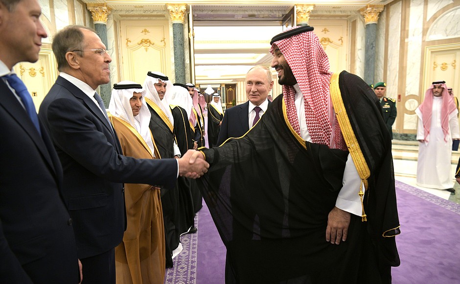 Церемония представления официальных делегаций. Министр иностранных дел Российской Федерации Сергей Лавров (слева) и Наследный принц, Председатель Совета министров Саудовской Аравии Мухаммед бен Сальман Аль Сауд.
