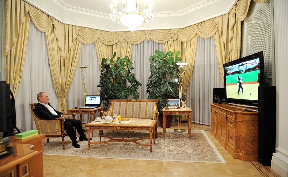 Владимир Путин посмотрел трансляцию соревнований из Лондона, в которых выступали российские дзюдоисты-паралимпийцы.