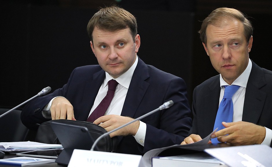 Министр экономического развития Максим Орешкин (слева) и Министр промышленности и торговли Денис Мантуров перед началом заседания президиума Государственного совета, посвящённого национальной программе развития Дальнего Востока на период до 2025 года и на перспективу до 2035 года.