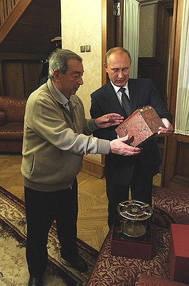 Владимир Путин поздравил Евгения Примакова с юбилеем и преподнёс памятные подарки – примус 1980-х годов и трёхтомник «История дипломатии» издания 1941 года.
