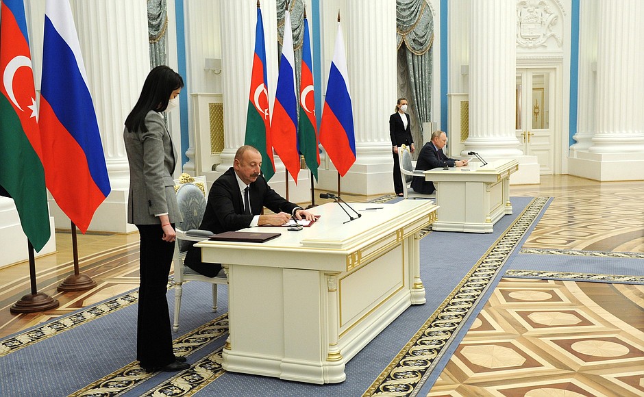 По итогам переговоров президенты подписали Декларацию о союзническом взаимодействии между Россией и Азербайджаном.