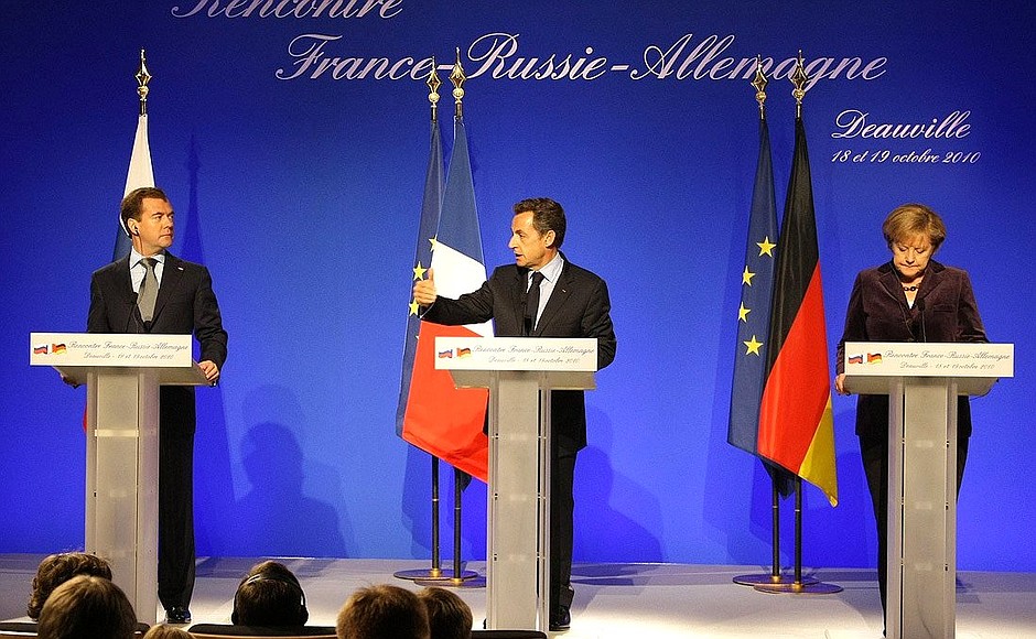 На совместной пресс-конференции по итогам российско-французско-германских переговоров. С Президентом Франции Николя Саркози и Федеральным канцлером Германии Ангелой Меркель.