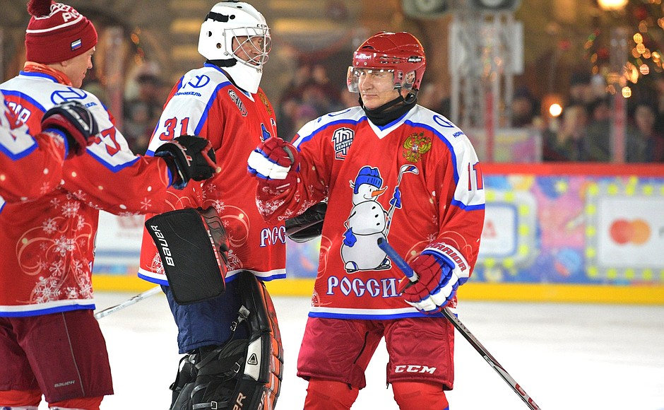 Перед началом товарищеского матча Ночной хоккейной лиги. Владимир Путин приветствует участников игры.