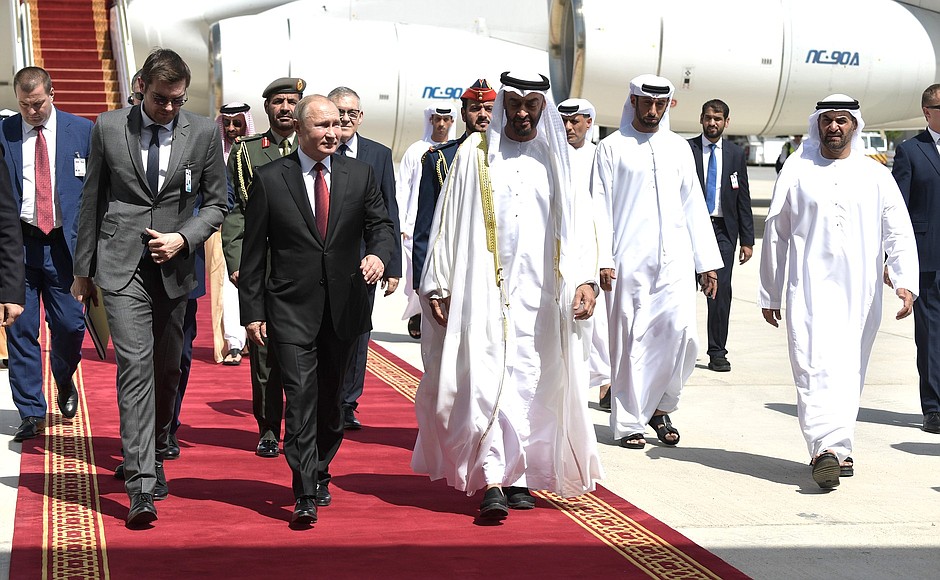 Владимир Путин прибыл в Абу-Даби. С Наследным принцем Абу‑Даби, заместителем Верховного главнокомандующего вооружёнными силами Объединённых Арабских Эмиратов Мухаммедом бен Заидом Аль Нахайяном.
