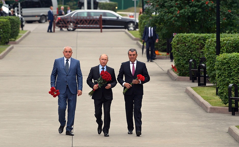 Vladimir Putin visited the Krasnaya Gorka museum preserve and laid flowers at the memorial In Memory of Kuzbass Miners. With Acting Governor of the Kemerovo Region Sergei Tsivilev (left) and Presidential Plenipotentiary Envoy to the Siberian Federal District Sergei Menyailo.