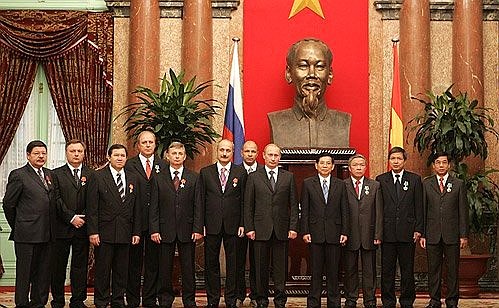 С Президентом Вьетнама Нгуен Минь Чиетом (справа от В.Путина) и российскими и вьетнамскими работниками нефтегазового сектора, награжденными государственными наградами двух стран.