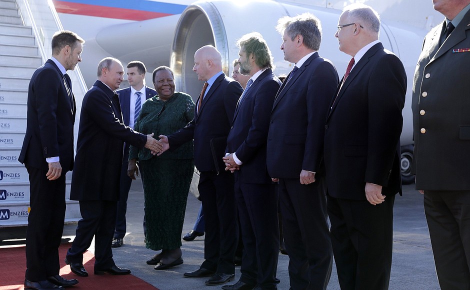 Владимир Путин прибыл в ЮАР для участия в Десятом саммите БРИКС.