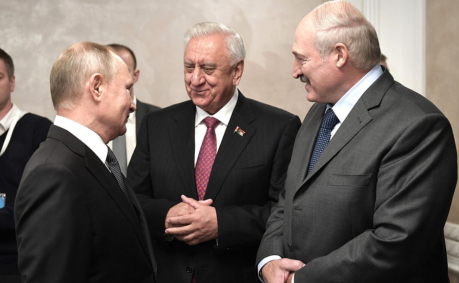 Перед началом официальной встречи. С Президентом Республики Беларусь Александром Лукашенко (справа) и председателем Совета Республики Национального собрания Белоруссии Михаилом Мясниковичем.