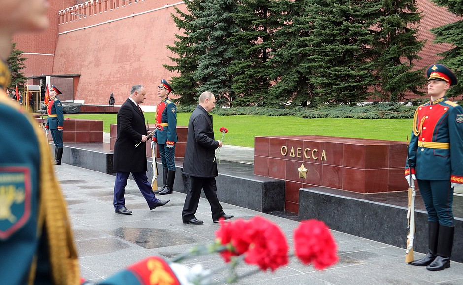 Vladimir Putin and President of Moldova Igor Dodon laid flowers at the memorial to hero cities.
