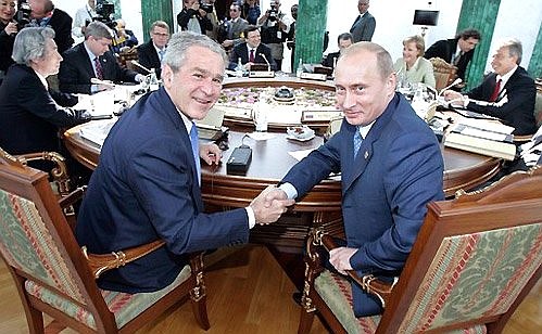 На первом рабочем заседании глав государств и правительств стран «Группы восьми». С Президентом США Джорджем Бушем.