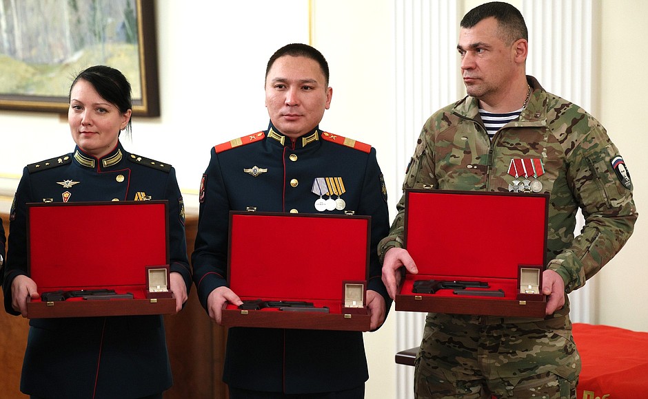 In recognition of their outstanding service, military personnel who participated in the special military operation were presented with engraved service weapons. Vladimir Putin also presented the service members with commemorative badges in the form of the presidential standard.