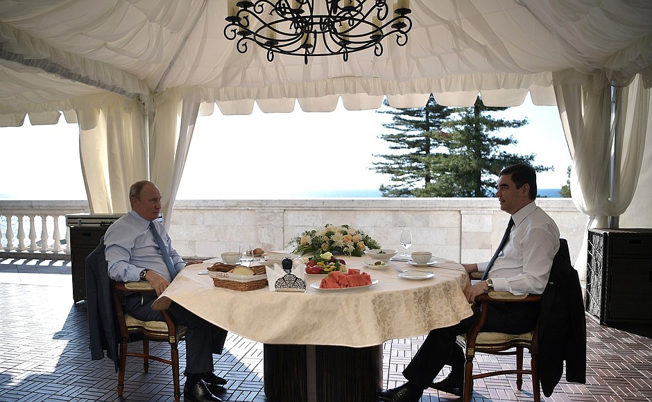 С Президентом Туркменистана Гурбангулы Бердымухамедовым во время рабочего обеда.