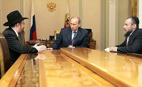 На встрече с главным раввином России Берлом Лазаром (слева).