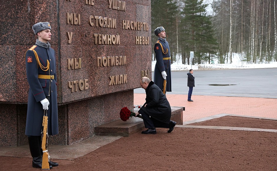 Во время посещения мемориального военно-исторического комплекса «Невский пятачок» Владимир Путин возложил цветы к памятнику «Рубежный камень».