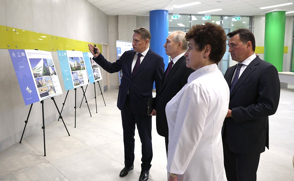 Visiting the Federal Children’s Rehabilitation Centre. With Healthcare Minister Mikhail Murashko (left), Moscow Region Governor Andrei Vorobyov and Director of Children’s Clinical Hospital Yelena Petryaykina.