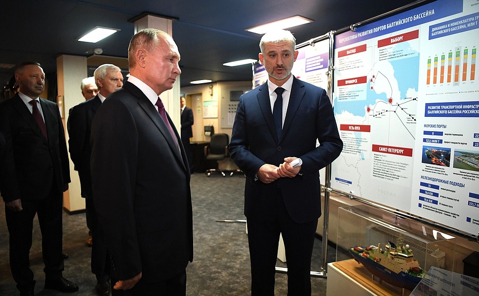 Viewing display stands dedicated to prospects for the development of maritime logistics in the Baltic Sea. Right: Transport Minister Yevgeny Ditrikh.