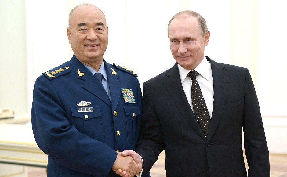 С заместителем председателя Центрального военного совета КНР Сюй Циляном.