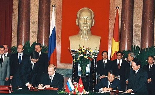 A signing ceremony for Russian-Vietnamese agreements.