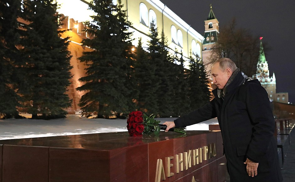 On the day of complete lifting of the siege of Leningrad, the President laid flowers at the Hero City Leningrad memorial plate in the Alexander Garden.