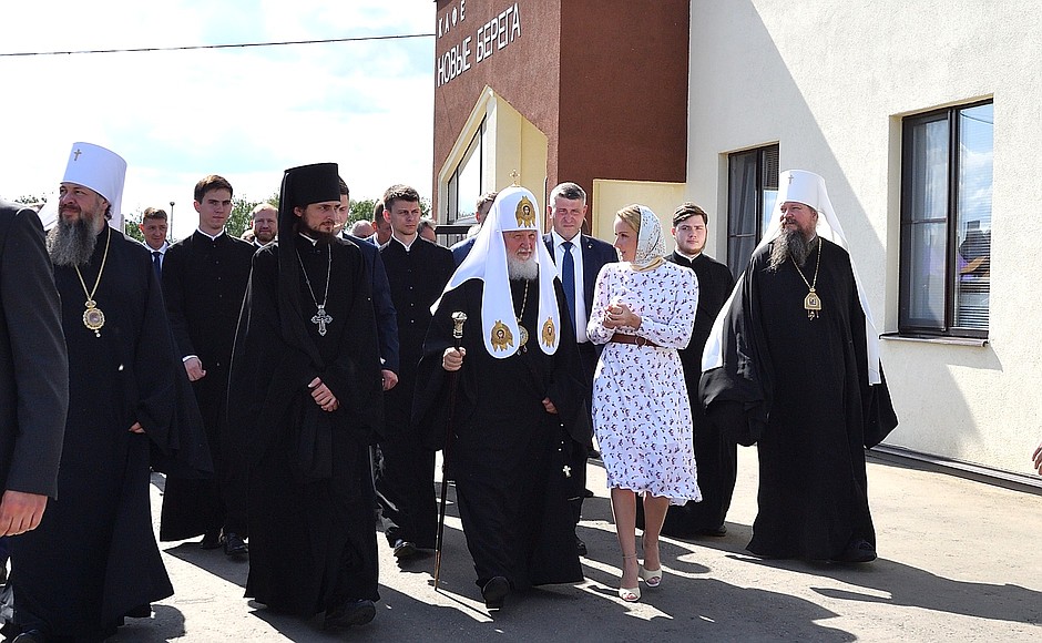 Commissioner for Children's Rights Maria Lvova-Belova and Patriarch Kirill of Moscow and All Russia during a visit to the Novye Berega inclusive art estate in the village of Bogoslovka, Penza Region. Photo: Press Service of the Presidential Commissioner for Children's Rights.