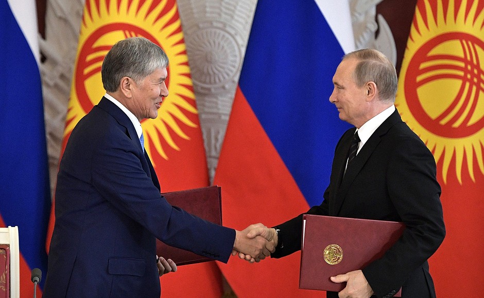 Владимир Путин и Алмазбек Атамбаев подписали Декларацию об укреплении союзничества и стратегического партнёрства между Российской Федерацией и Киргизской Республикой.