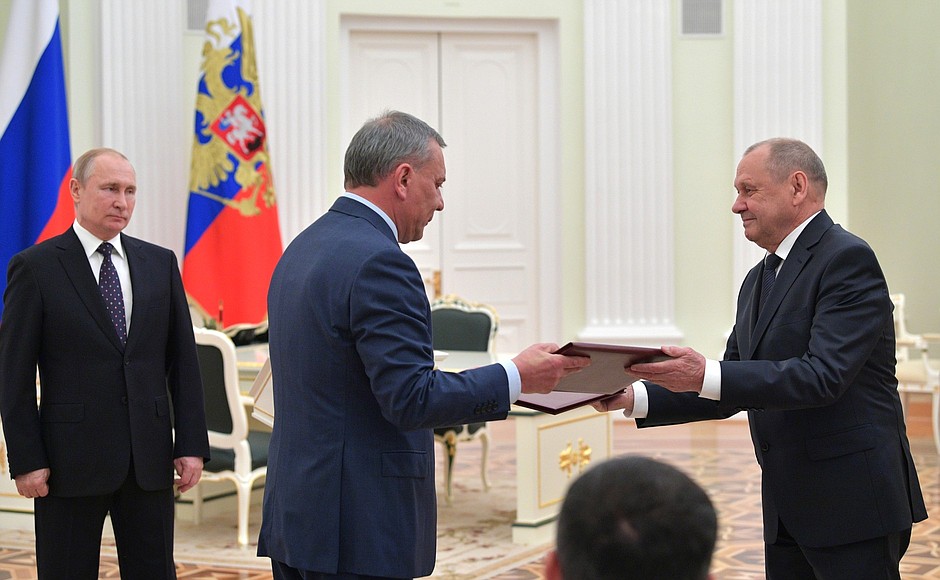 Deputy Prime Minister Yury Borisov (left) and First Deputy Director General of Rosatom State Corporation Ivan Kamenskikh signed an agreement of intent on technologies to develop new materials and substances.