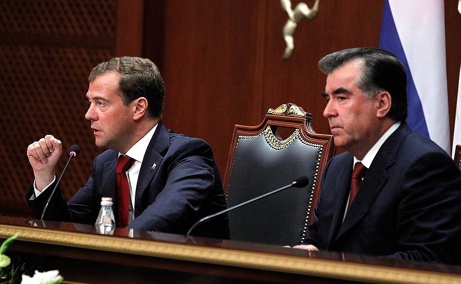 С Президентом Таджикистана Эмомали Рахмоном. Заявления для прессы по итогам российско-таджикистанских переговоров.