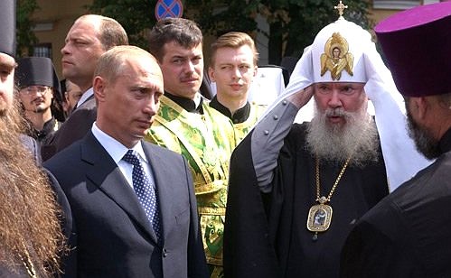 С Патриархом Московским и всея Руси Алексием II на одной из центральных площадей города.