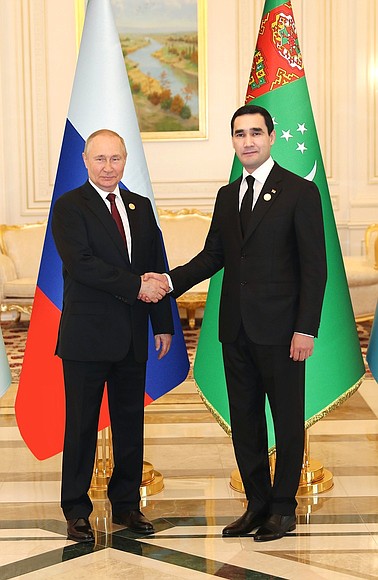 С Президентом Туркменистана Сердаром Бердымухамедовым перед началом двусторонней встречи.