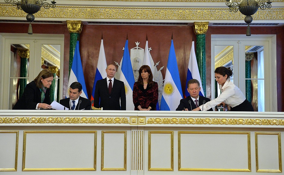 На церемонии подписания совместных российско-аргентинских документов.