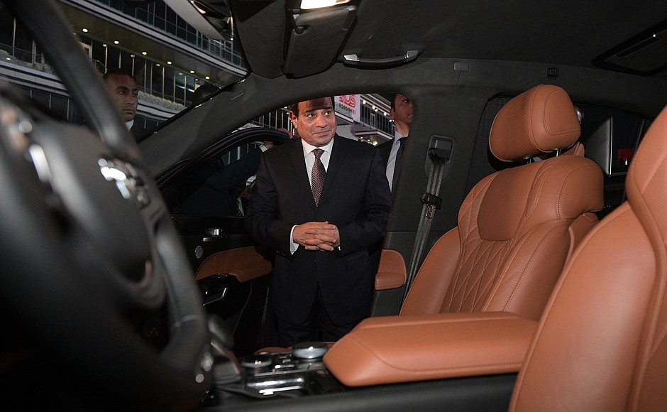 Президент Египта Абдельфаттах Сиси во время осмотра новых российских автомобилей марки «Аурус».