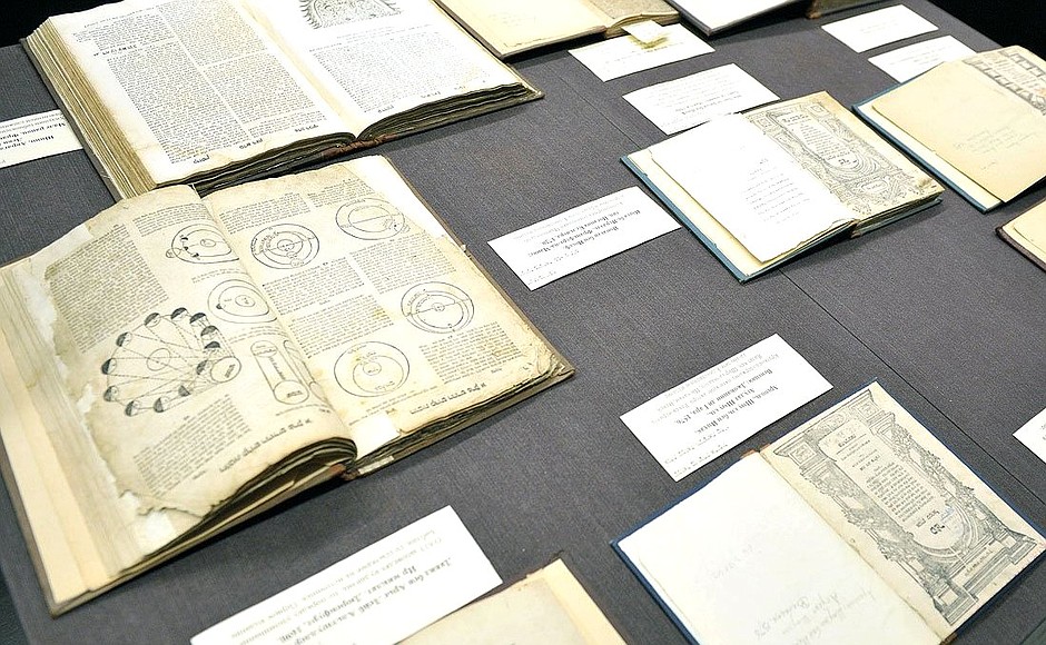 Древнееврейские книги и рукописи библиотеки Шнеерсона, переданные для размещения в Еврейский музей и Центр толерантности.