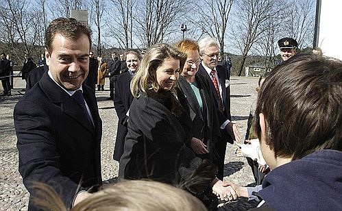 Дмитрий Медведев с супругой Светланой и Президент Финляндии Тарья Халонен с супругом Пентти Араярви во время общения с жителями города Порвоо.