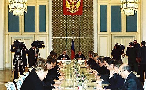 Совещание с членами кабинета министров в Доме Правительства.