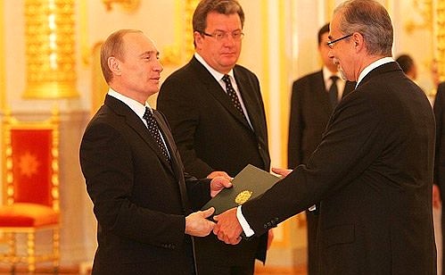 Верительную грамоту Президенту России вручает посол Федеративной Республики Бразилия Карлос Антонио Да Роша Параньос.