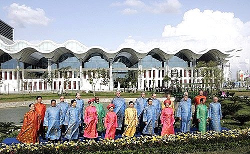 APEC heads of state in traditional Vietnamese Ao Dai outfit.