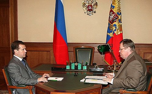 С полномочным представителем Президента в Южном федеральном округе Владимиром Устиновым.