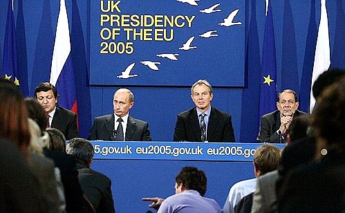 На совместной пресс-конференции с главой Европейской комиссии Жозе Мануэлом Баррозу (слева), Премьер-министром Великобритании Энтони Блэром и Верховным представителем ЕС по внешней политике и безопасности Хавьером Соланой (справа) после окончания саммита Россия-ЕС.
