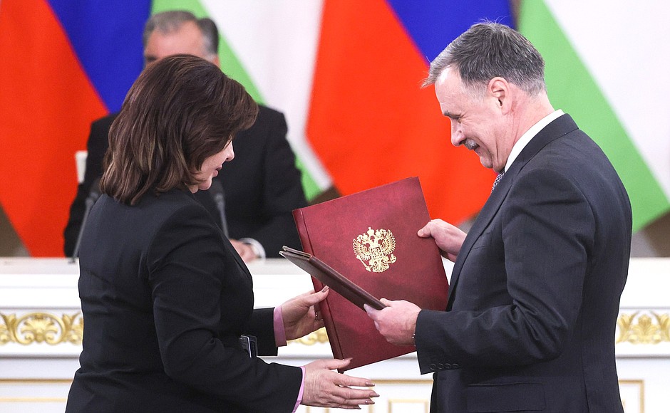 Head of the Federal Service for Labour and Employment Mikhail Ivankov (right) and Minister of Labour, Migration and Employment of Tajikistan Gulnora Khasanzoda during the ceremony of exchanging documents following Russian-Tajikistani talks.