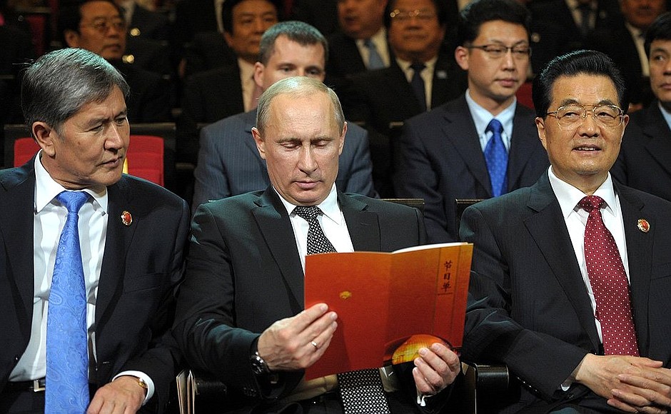 С Председателем Китайской Народной Республики Ху Цзиньтао и Президентом Киргизии Алмазбеком Атамбаевым (слева) на концерте по случаю открытия саммита ШОС.