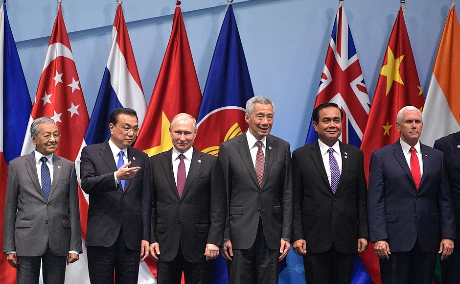 Совместное фотографирование глав делегаций государств – участников Восточноазиатского саммита.